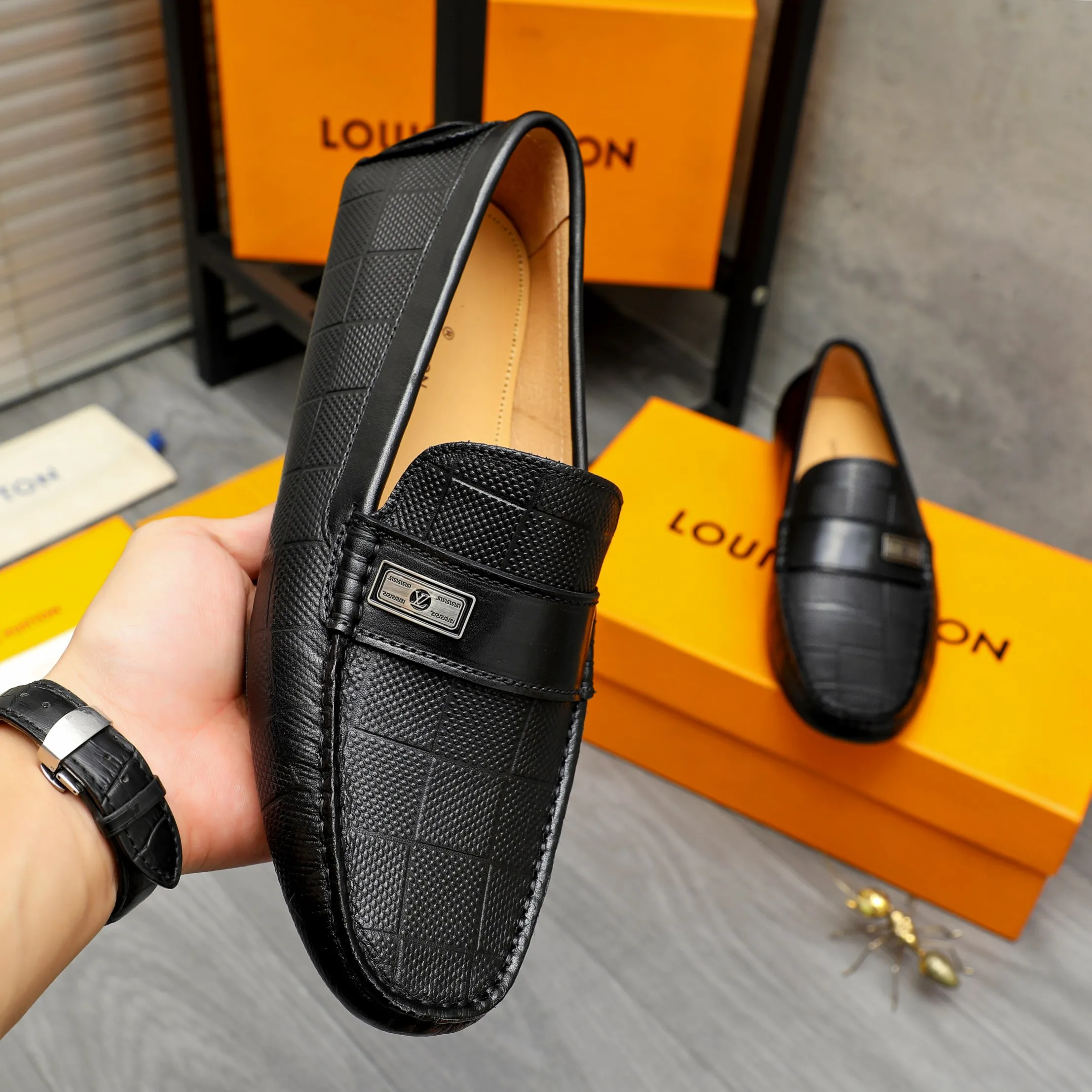 Men's shoes 💰380 Product trademark: LV "Louis Vuitton" casual slip-on shoes Regular size: 38-45 (45 is custom-made and non-returnable) Product materials: Selected embossed cowhide upper, pigskin lining, rubber outsole